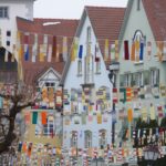 Paese in Friuli con murales colorati, una galleria d'arte all'aperto per turisti curiosi.