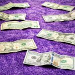 Immagine di una persona che utilizza un pagamento elettronico con smartphone, simbolo della scomparsa dei contanti.