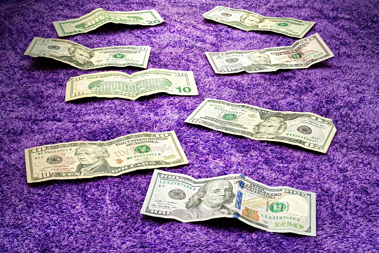 Immagine di una persona che utilizza un pagamento elettronico con smartphone, simbolo della scomparsa dei contanti.