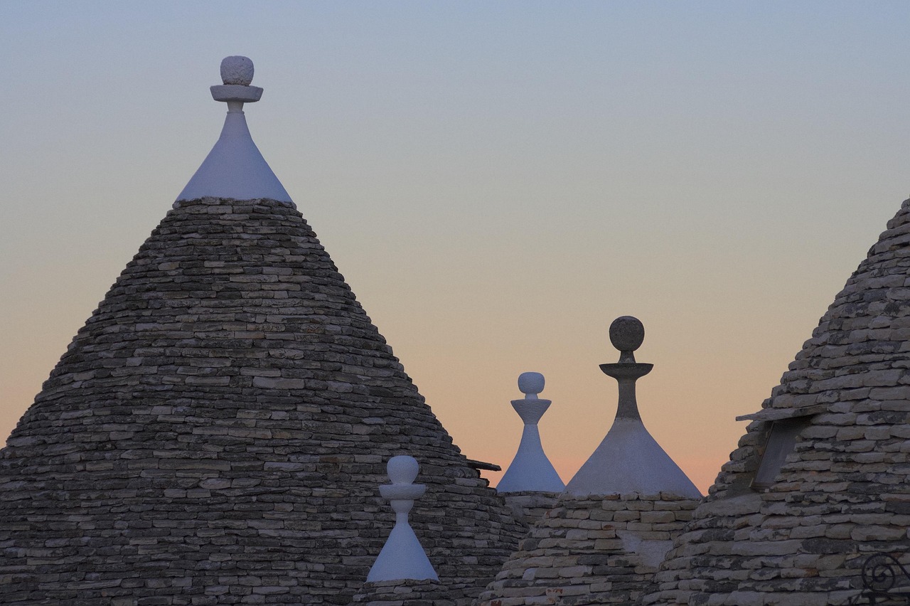 Trulli di Alberobello avvolti nella nebbia di gennaio, con atmosfera tranquilla e magica.