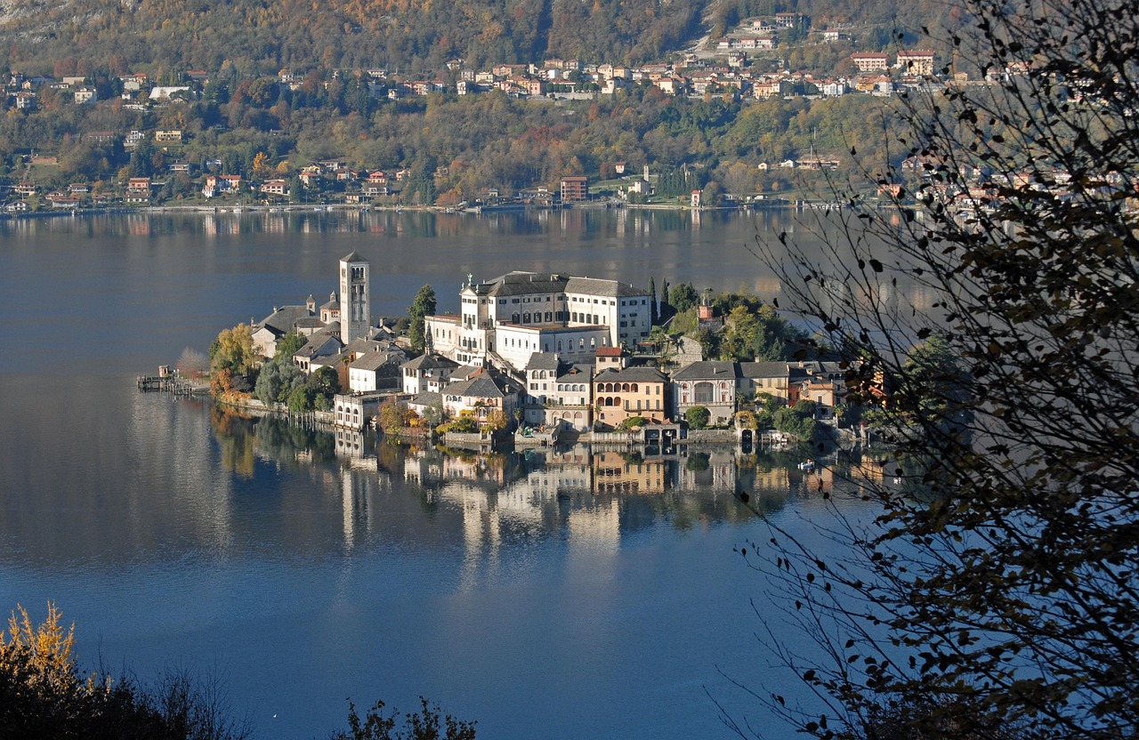 Vista panoramica di Orta San Giulio, l'isola del silenzio con laghi e natura incontaminata.