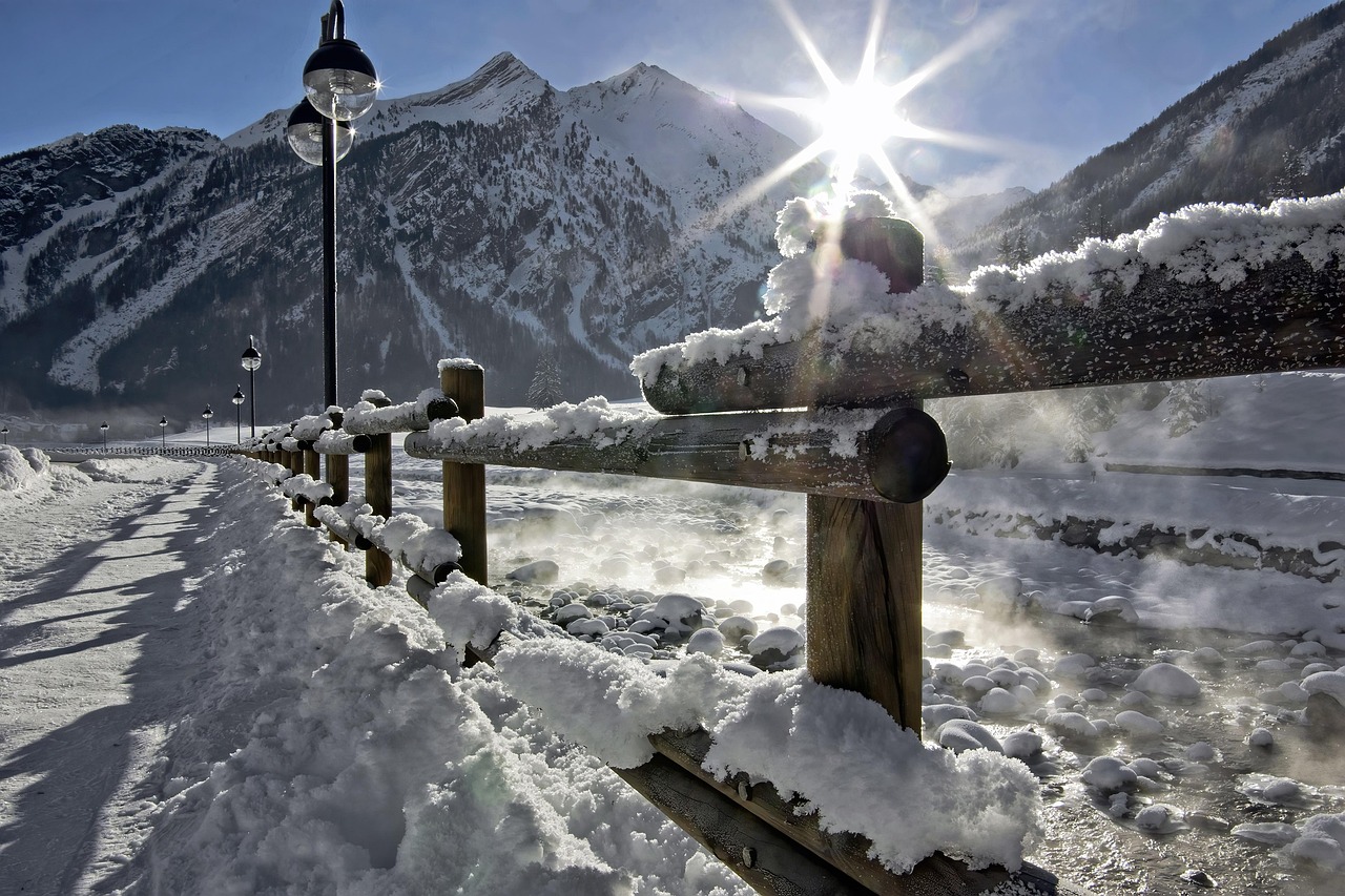 Vista panoramica di una località termale italiana con neve e terme all'aperto.