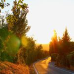 Strada del Sagrantino a Montefalco, paesaggio collinare con vigneti e cielo sereno.