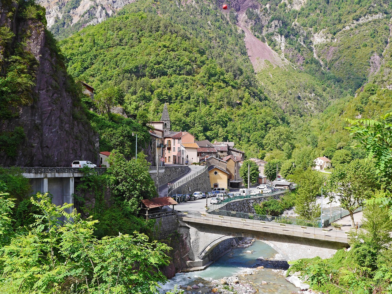 Vista panoramica della Valle dei Pittori, con luce suggestiva e paesaggi incantevoli in Val Vigezzo.