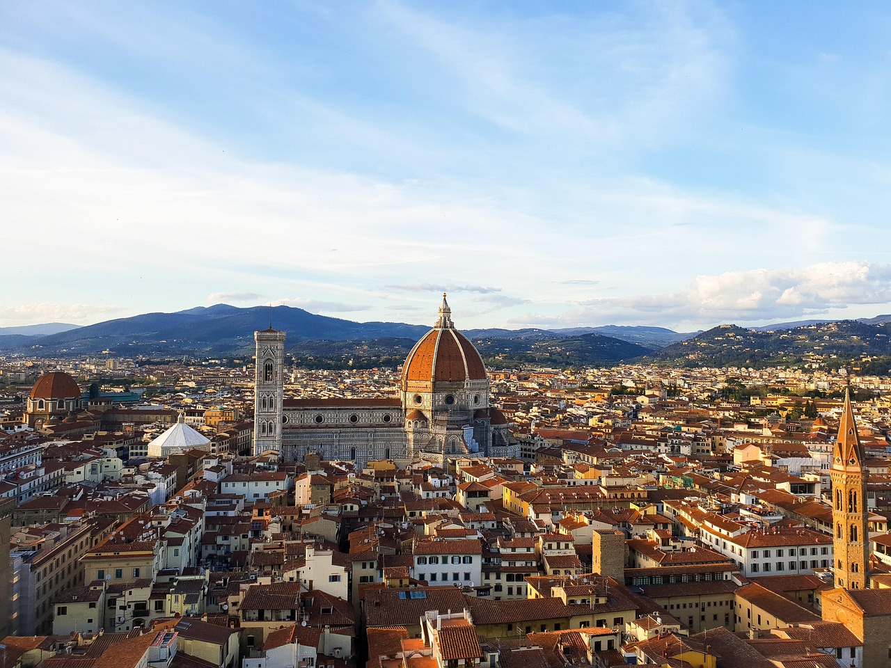 Vista panoramica di un angolo nascosto e suggestivo di Firenze, con architettura storica e atmosfera incantevole.