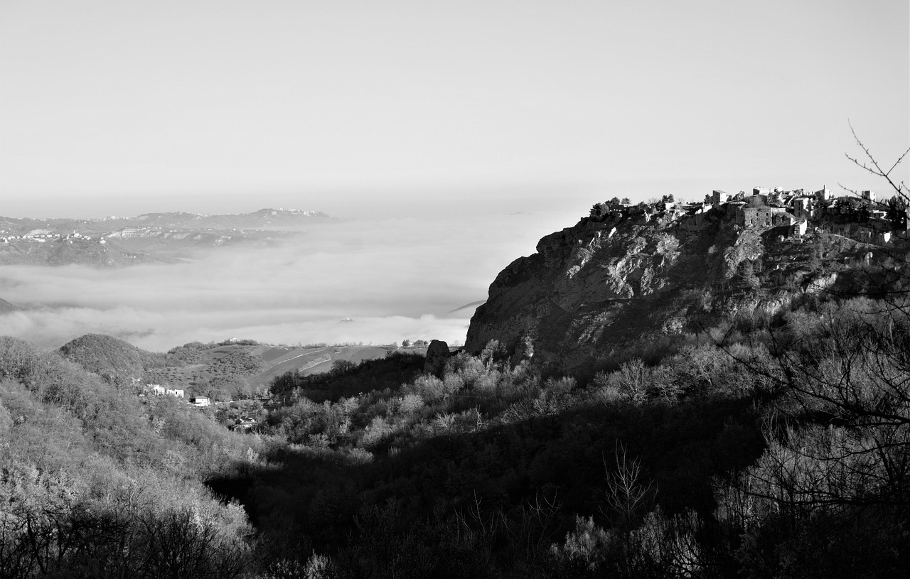 Civita di Bagnoregio coperta di neve con paesaggio incantevole e architettura storica.