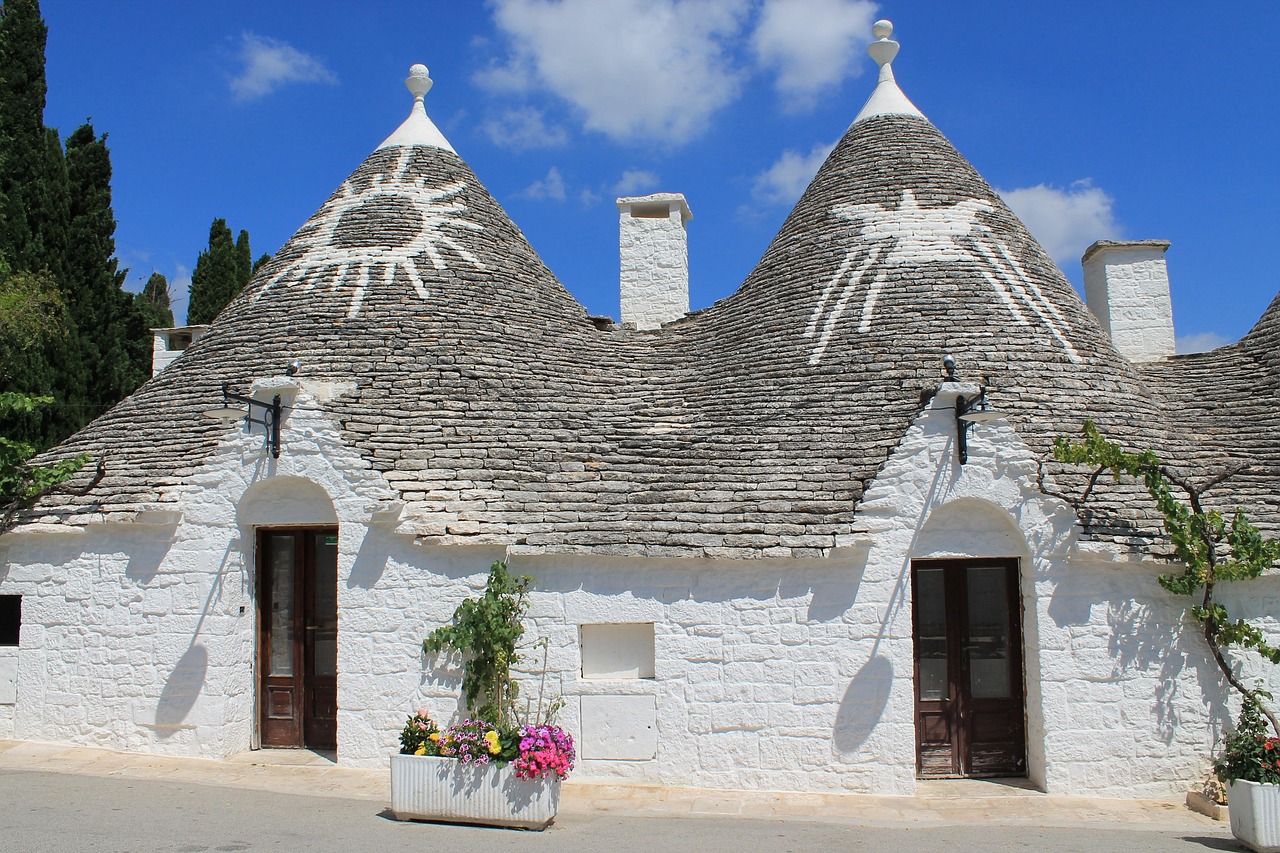 Trullo in Puglia con vista panoramica, ideale per un soggiorno economico sotto i 50 euro.