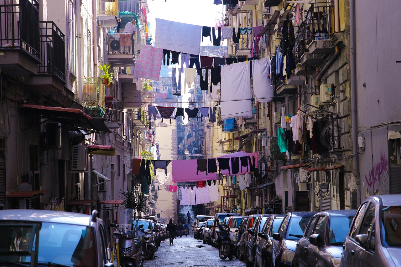 Vicolo caratteristico di Napoli con colori vivaci e atmosfera autentica.