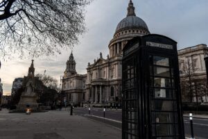 Alba a Londra con vista su un famoso monumento, strada deserta e atmosfera tranquilla.