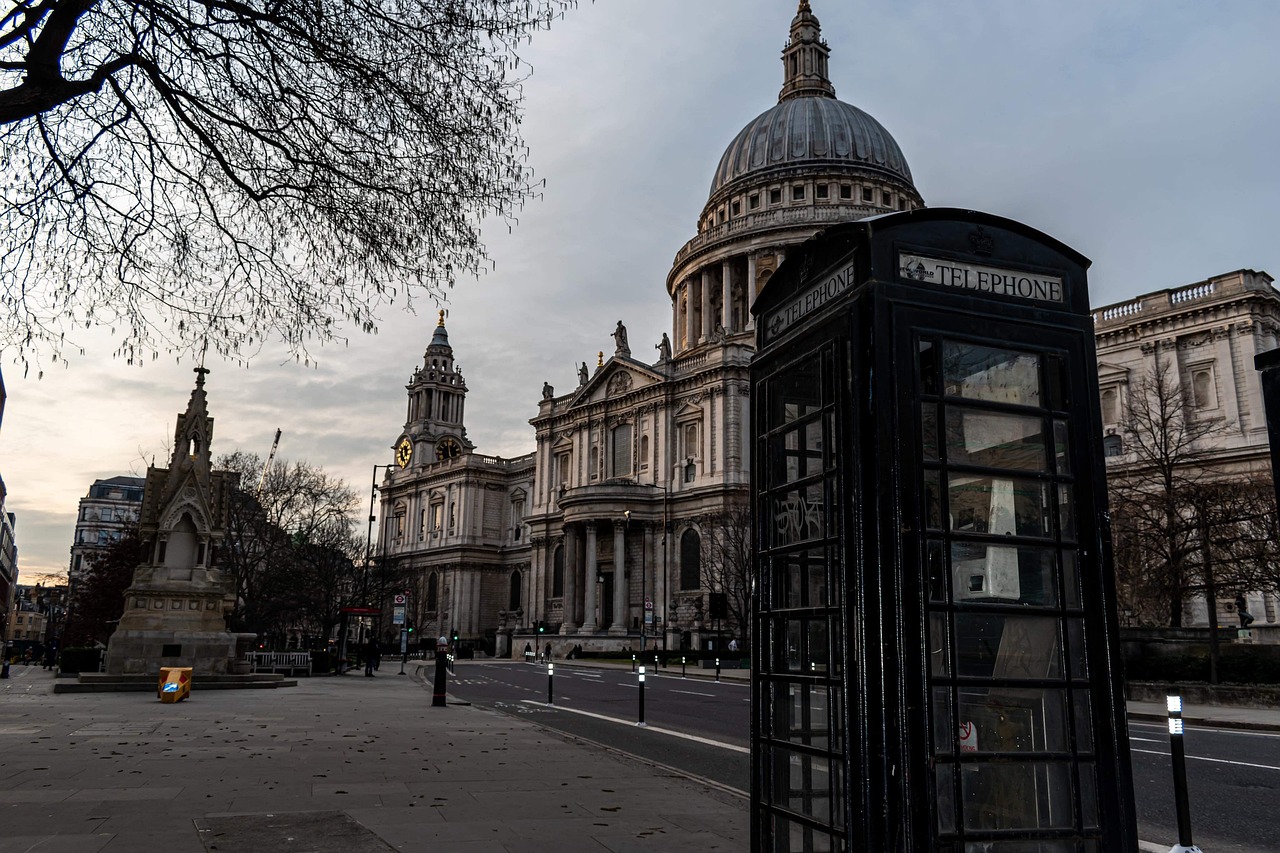 Alba a Londra con vista su un famoso monumento, strada deserta e atmosfera tranquilla.