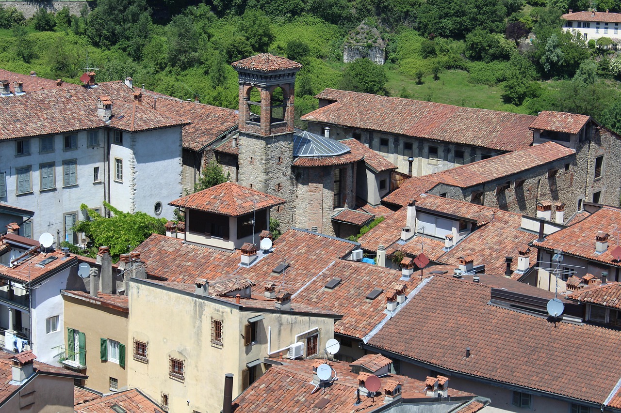 Veduta panoramica del borgo tranquillo in Piemonte, circondato da colline e natura.