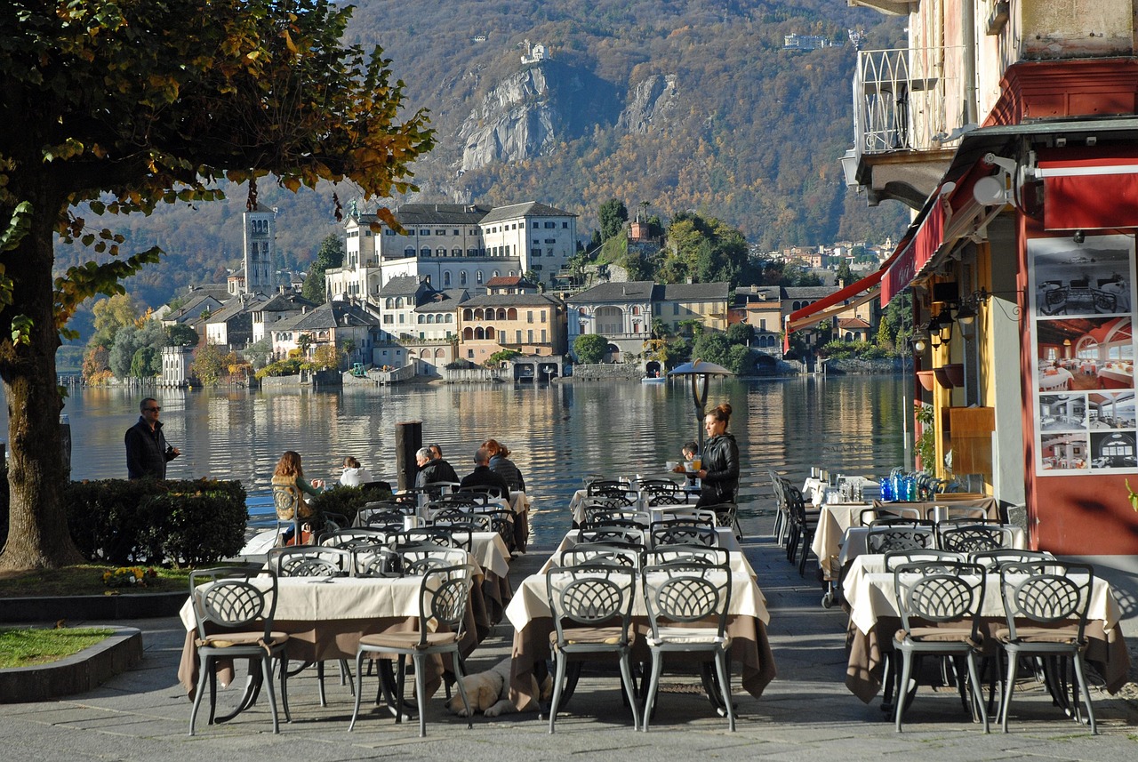 Panorama di Orta San Giulio in febbraio, con lago e paesaggio invernale suggestivo.