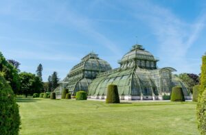 Panorama di Vienna con il maestoso Palazzo di Schönbrunn e il giardino fiorito in primo piano.