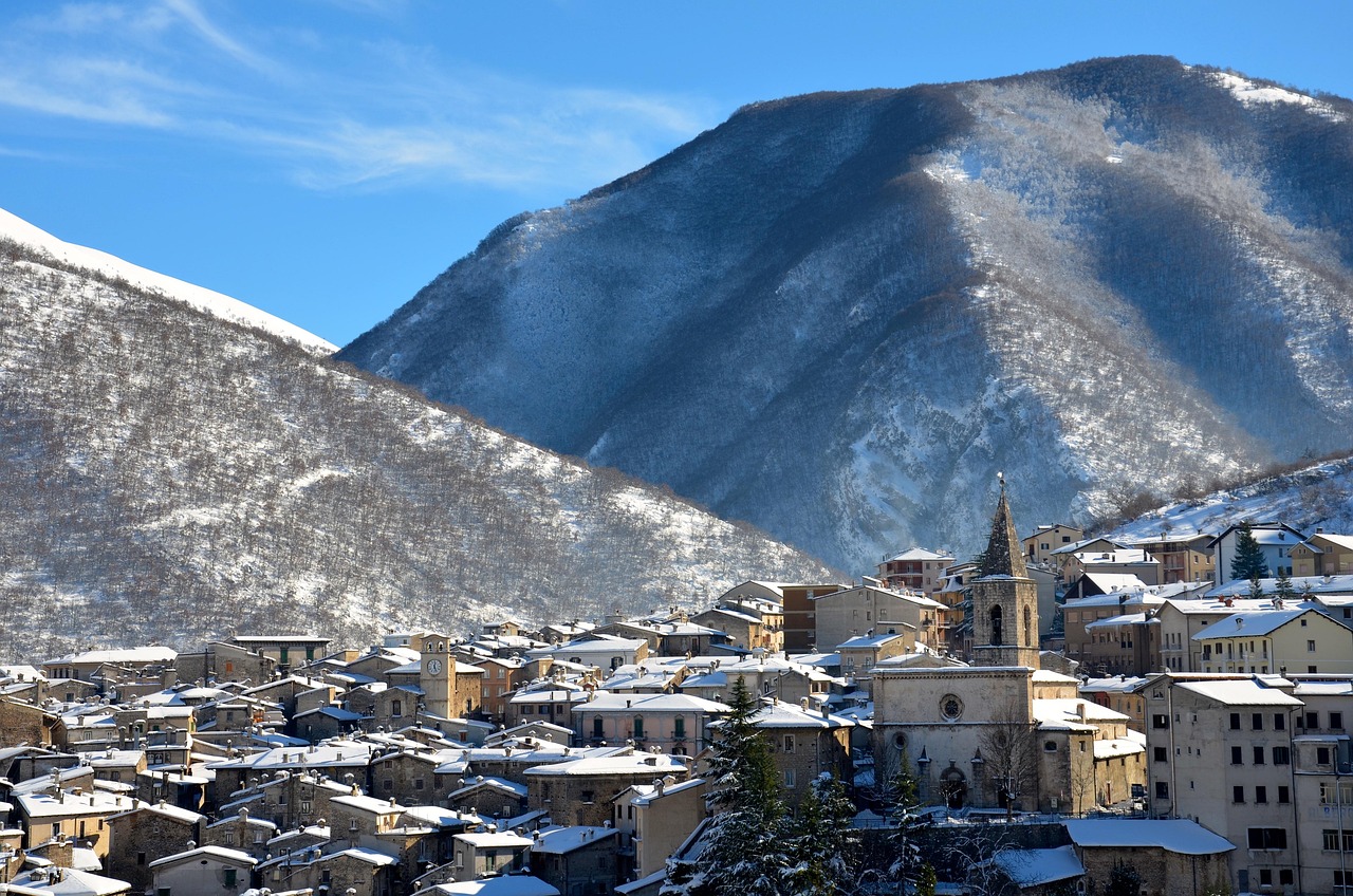 Panorama innevato delle montagne italiane, ideale per una vacanza invernale rilassante.