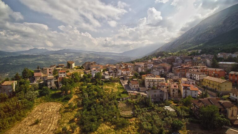 Vista panoramica del borgo silenzioso d'Italia, immerso nella natura e circondato da tranquillità.