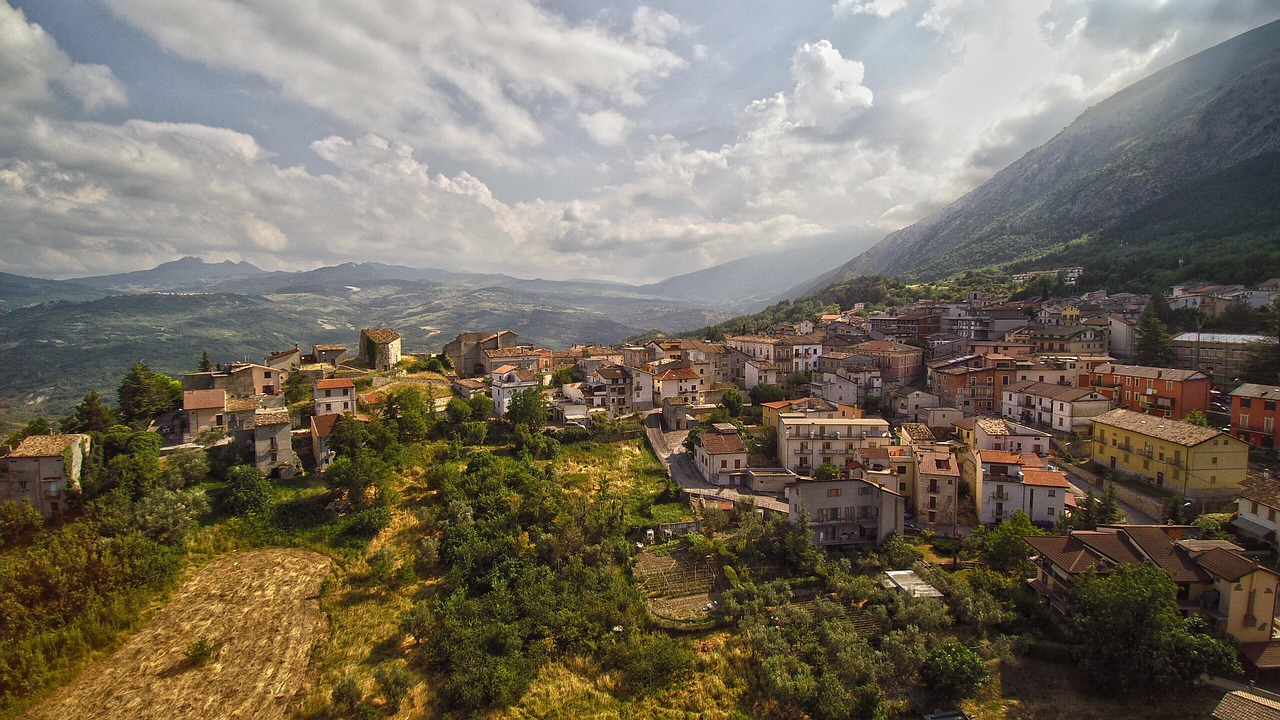 Vista panoramica del borgo silenzioso d'Italia, immerso nella natura e circondato da tranquillità.