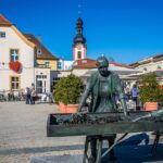 Vista panoramica della suggestiva città d’arte, con strade acciottolate e architetture storiche.