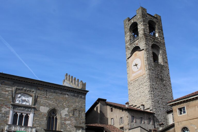 Borgo medievale incantevole con strade acciottolate e edifici storici, immerso nella natura.