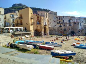Panorama del Cilento, con colline verdi, mare cristallino e un cielo azzurro, simbolo della bellezza naturale.