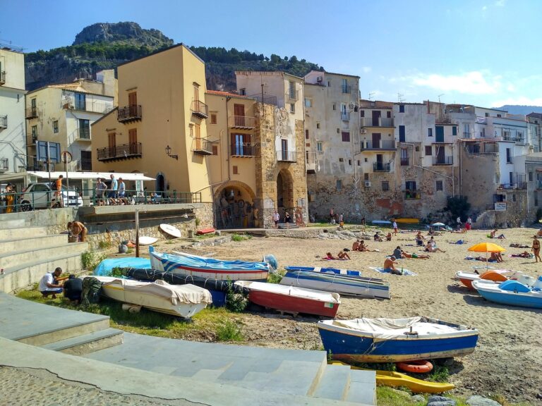 Panorama di Cefalù con il Duomo e il mare, ideale per una visita in un giorno.