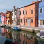 Borgo italiano con case color pastello, ideale per foto uniche e suggestive.