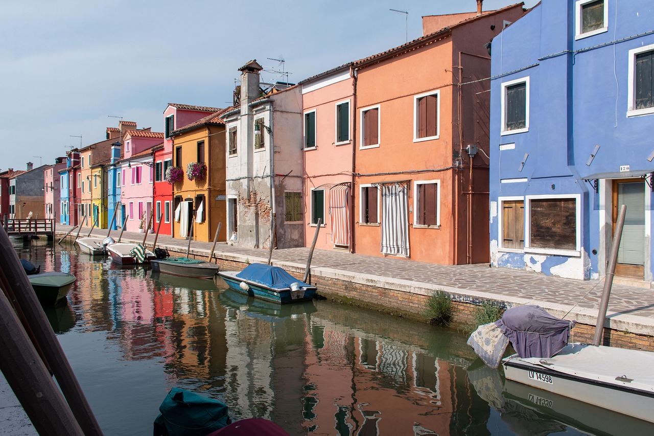 Borgo italiano con case color pastello, ideale per foto uniche e suggestive.