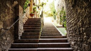 Panorama del paese italiano con la scala panoramica più lunga d'Europa, immerso nella natura.