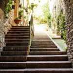 Scorcio delle scale di ceramica colorate nella città italiana di cui si parla nell'articolo.