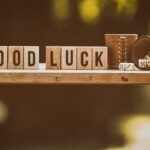 Immagine astrologica con simboli zodiacali e avvertimenti sui segni sfortunati del 2026.