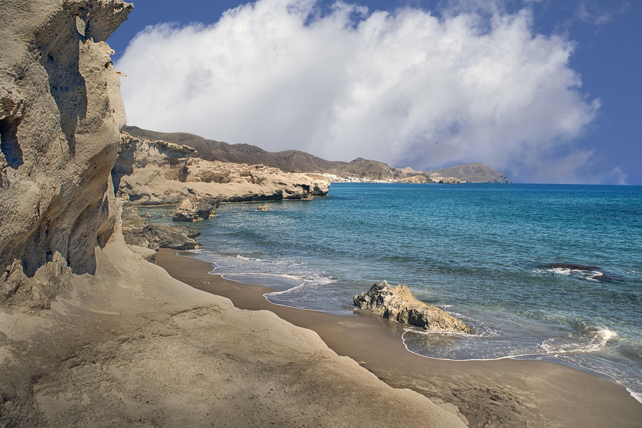 Spiaggia di sabbia bianca con acque turchesi, tipica delle Cicladi.