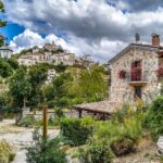 Vista panoramica del pittoresco paese abruzzese, famoso per le sue suggestive bellezze naturali e architettoniche.