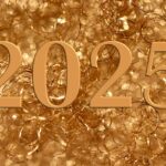 Immagine festiva con frasi augurali per il Natale 2025, decorazioni e atmosfera natalizia.