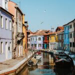 Borgo italiano con case colorate, famoso su Instagram per il suo fascino pittoresco.