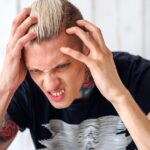 Uomini zodiacali con espressioni antipatiche, rappresentazione dei segni più scontrosi.