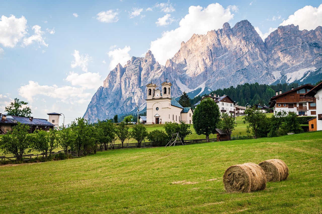 Borgo trentino panoramico con sentieri per trekking tra montagne e natura.