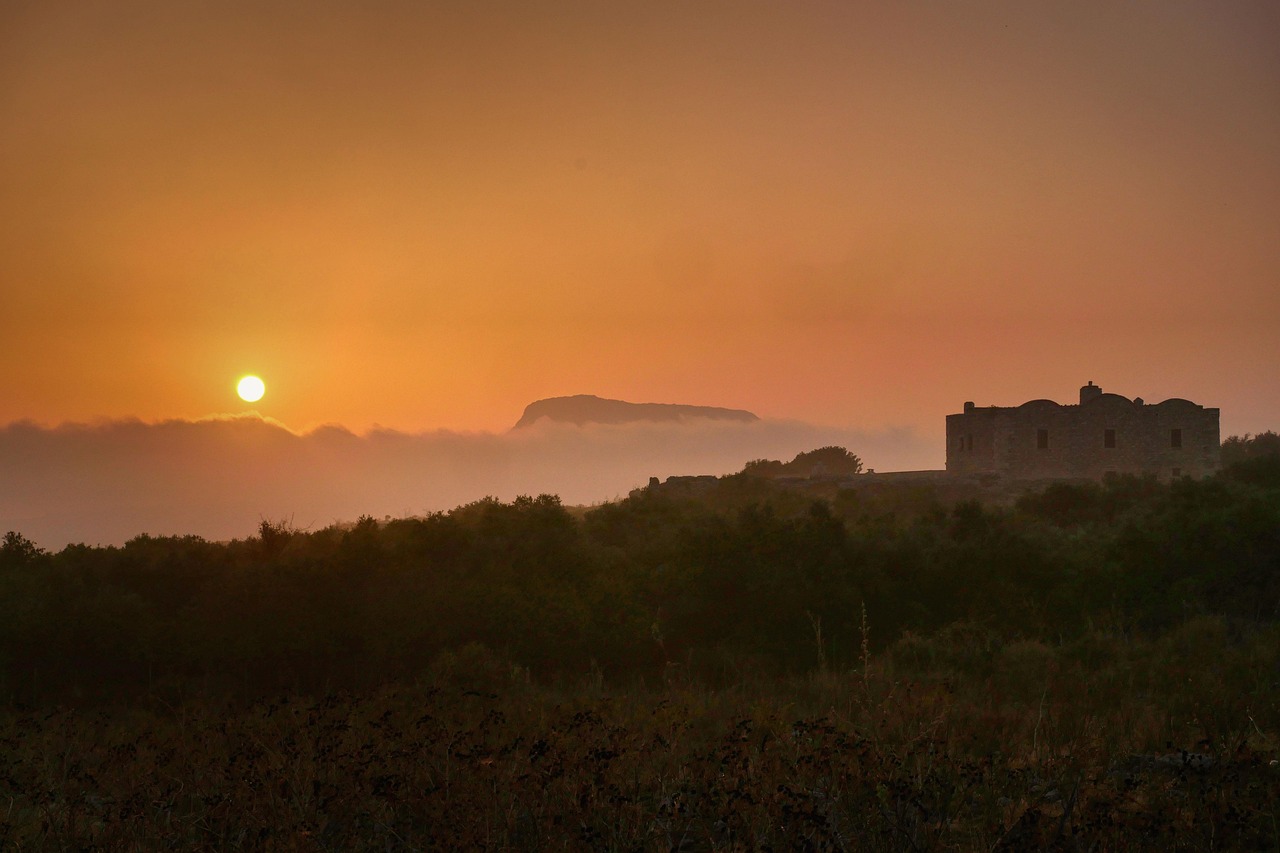 Panorama mozzafiato di un paese sardo, con case colorate e mare cristallino, simile a un set cinematografico.