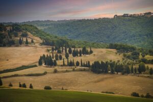 Panorama mozzafiato della campagna toscana, con dolci colline e cipressi.
