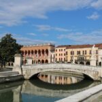 Un pittoresco paesaggio del piccolo paese veneto, con case colorate e strade acciottolate.