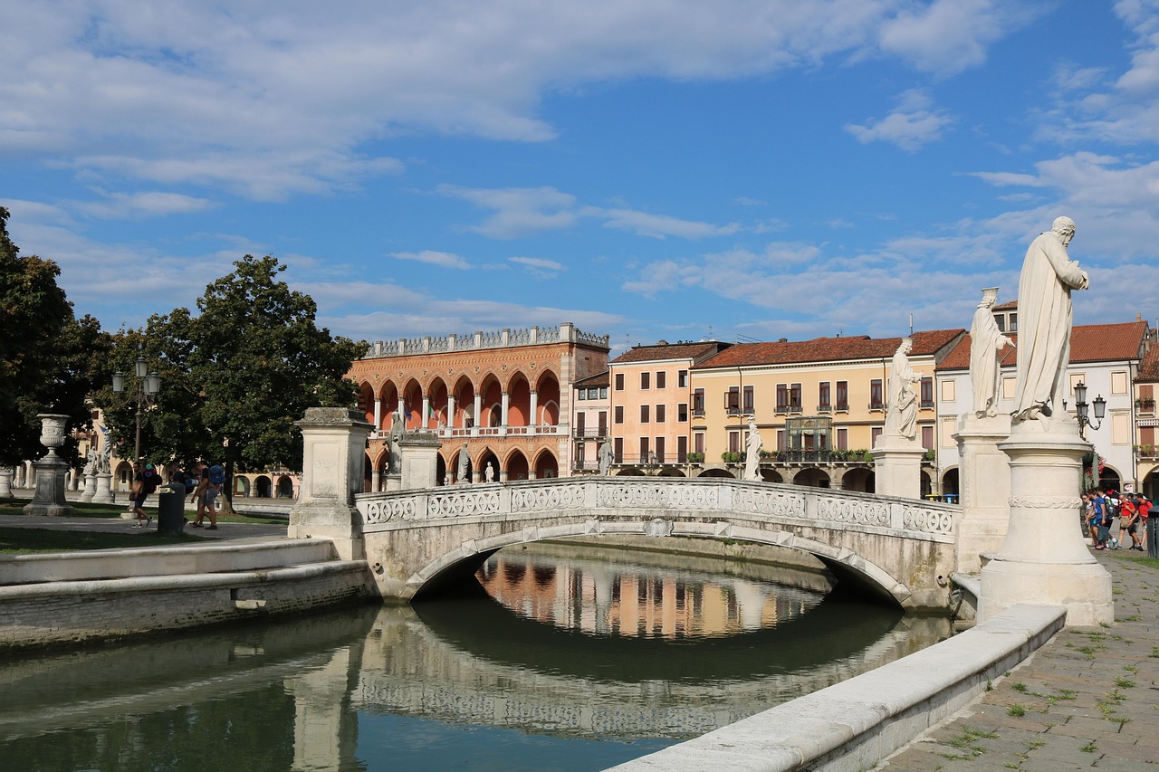 Un pittoresco paesaggio del piccolo paese veneto, con case colorate e strade acciottolate.