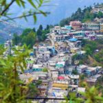 Vista panoramica del borgo nascosto, con stradine acciottolate e case in pietra, immerso nella natura.