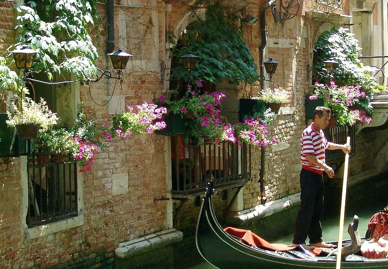Borgo veneto con muri fioriti e colorati, immerso nella bellezza della natura.