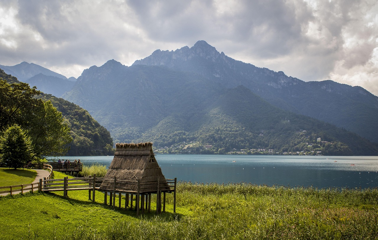 Vista panoramica del lago sottovalutato in Italia, circondato da montagne e vegetazione, simile a un fiordo.