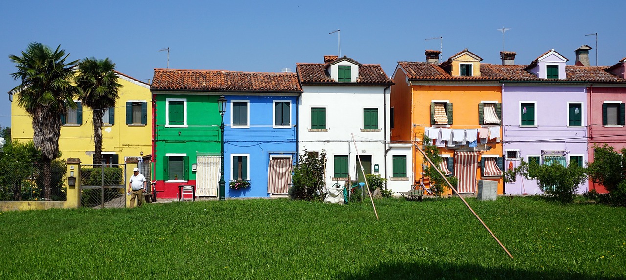 Borgo veneto con case colorate, vista panoramica che evidenzia l'architettura vivace e il fascino del luogo.