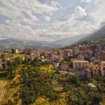 Panorama di un pittoresco paese italiano, con stradine acciottolate e case colorate.