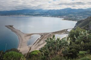Spiaggia del Cilento con sabbia dorata e mare cristallino, ideale per una visita nel 2025.