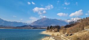 Lago nascosto del Friuli con acque cristalline e paesaggio montano circostante.