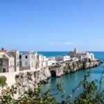 Una famiglia felice in vacanza in Italia, godendo di un paesaggio mozzafiato e attività all'aperto.