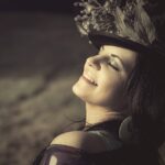 Immagine di segni zodiacali con simboli luminosi, rappresentanti ottimismo e positività.