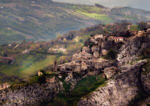 Borgo lucano panoramic view con case storiche e paesaggio collinare.