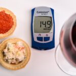 Immagine di un piatto sano con frutta, verdura e cereali integrali per ridurre il colesterolo naturalmente.